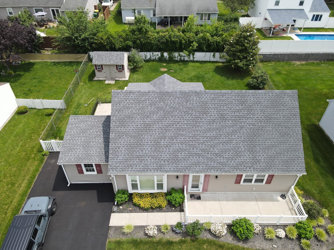 the-definitive-guide-to-composition-roof-vs-asphalt-shingles-image composition roof vs asphalt shingles residential home